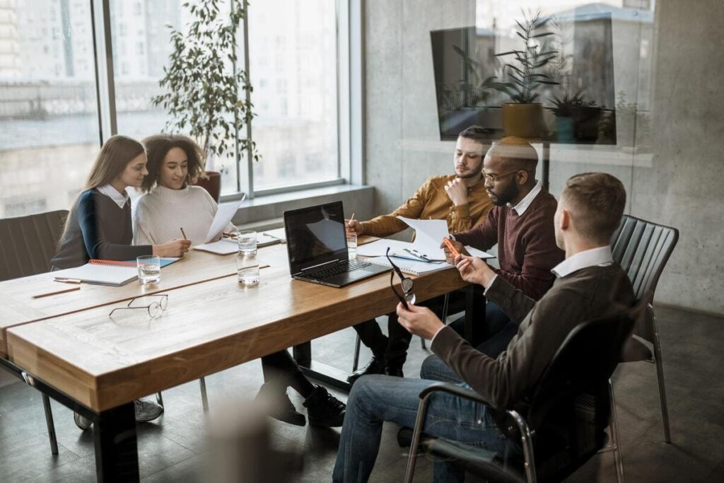 Como a consultoria de marketing digital pode ajudar a empresa a identificar seus pontos fortes e fracos